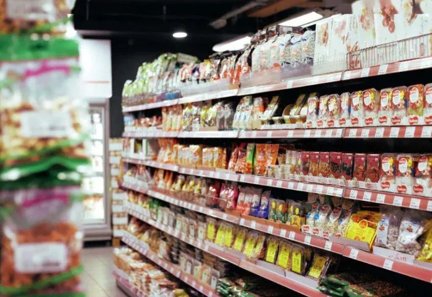 休闲食品行业市场格局分散，细分子行业大有可为