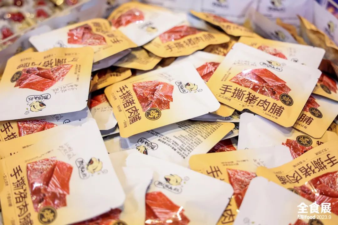 休闲食品行业市场格局分散，细分子行业大有可为