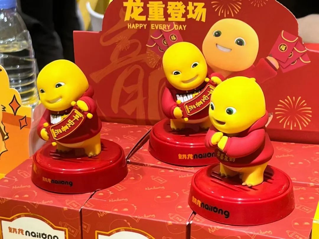 身价上亿的“奶龙”，闯进糖果零食的大门会发生什么？